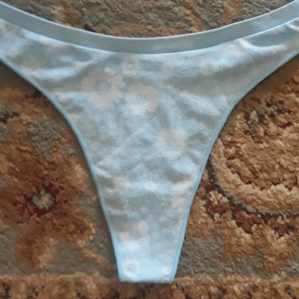 Pink VS thong - Picture 12 of 14